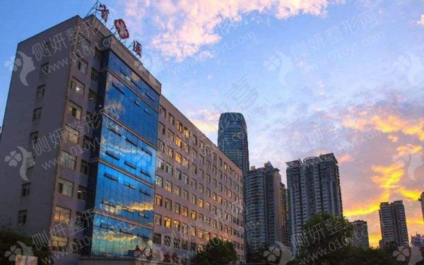 贵阳医学院附属医院整形科隆胸安全吗？