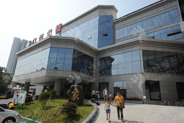 右江民族医学院附属医院烧伤整形外科膨体隆鼻