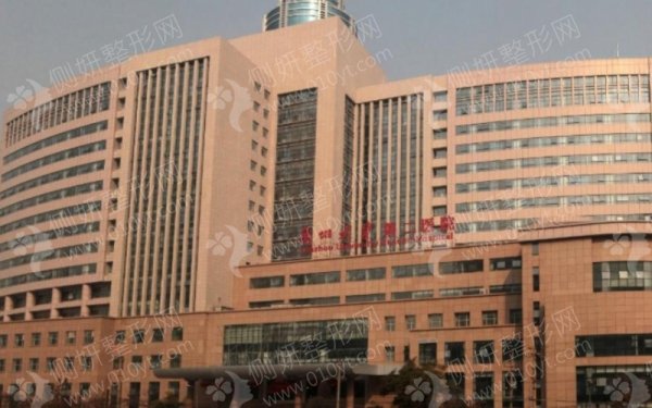 兰大二院整形美容科外科专家隆鼻